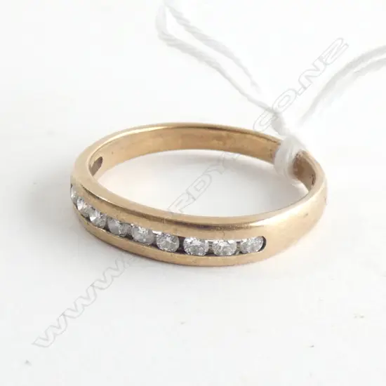 9CT GOLD & 9 DIAMOND RING CHANELL SET 2