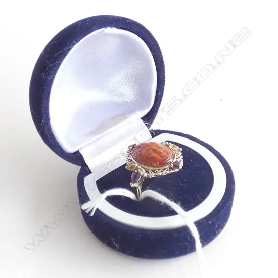 14CT GOLD RING w. BUDDHA & COLOURED STONES 3.0 GRAMS