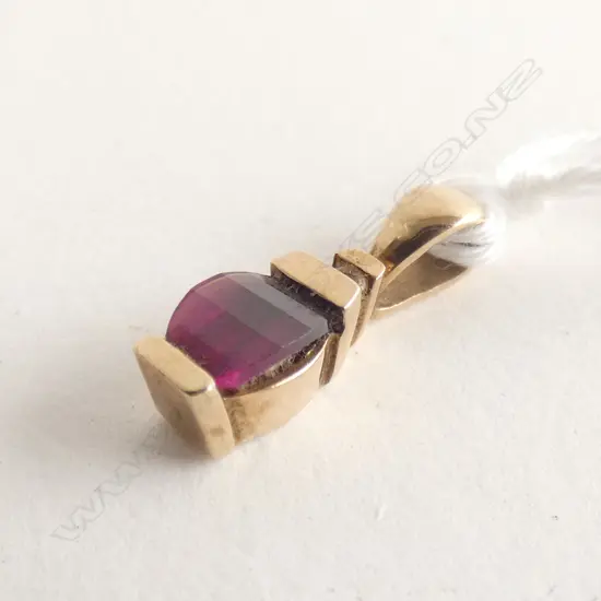 9CT GOLD & GARNET PENDANT 1.4GMS