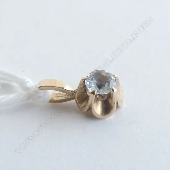 9CT GOLD AND AQUAMARINE PENDANT