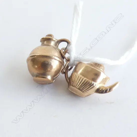 2 X 9CT GOLD CHARMS TEA POT/CREAM POT 1.58gm