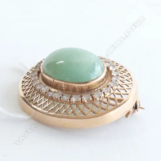 14CT GOLD/APPLE JADE BROOCH (with faux diamonds) 12.44gm