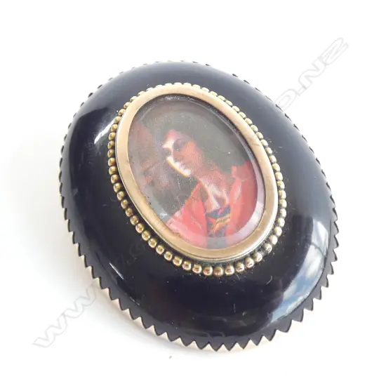 14CT GOLD AND JET MOURNING BROOCH