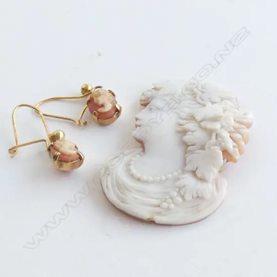 9CT GOLD CAMEO EARRINGS AND UNSET CARVED CAMEO