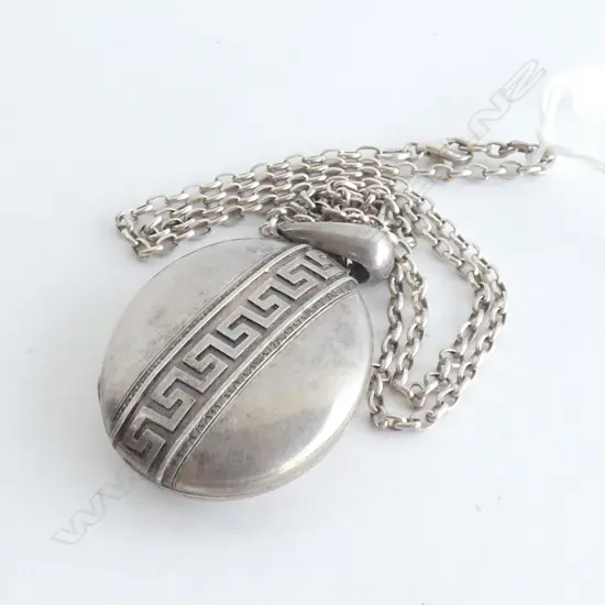 VICTORIAN STYLE SILVER LOCKET AND CHAIN