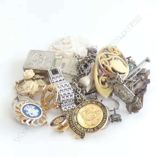 GOOD BAG OF COSTUME JEWELLERY