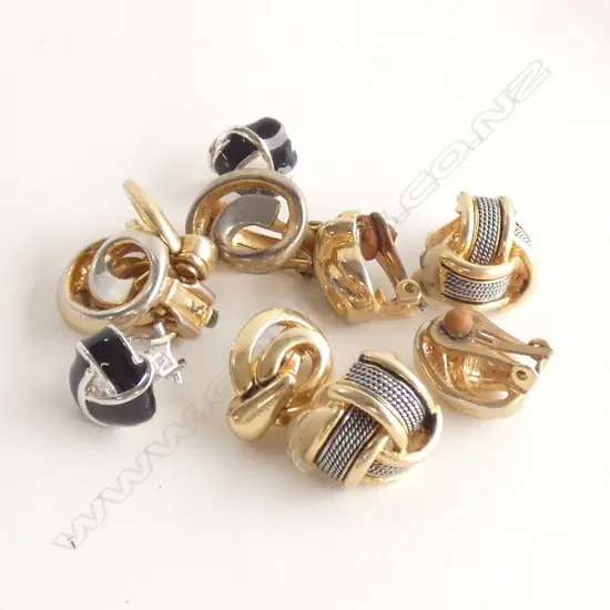 4 PR OLD GOLD TONE & 1 SILVER TONE CLIP EARRINGS