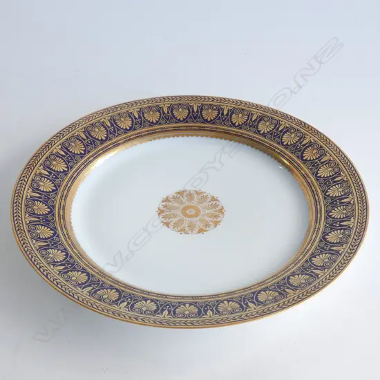 A SEVRES 1923 DISPLAY PLATE, COBALT BLUE AND GOLD ON WHITE. Dia.200mm