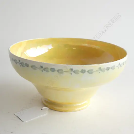 A RUSKIN FOOTED BOWL, WITH SCISSOR MARK OF W HOWSON TAYLOR. DIA.140 X H.70MM.