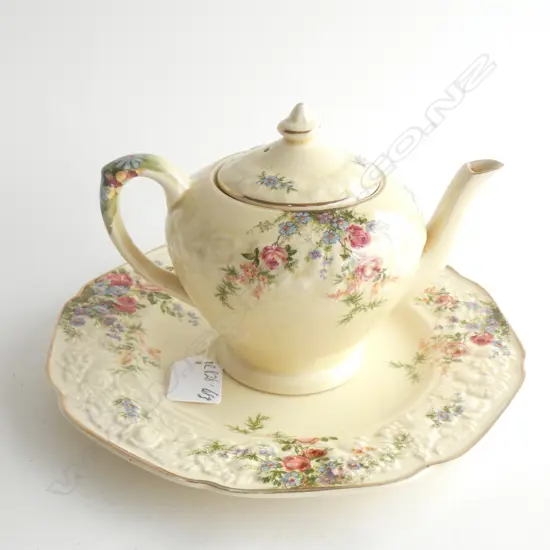 A CROWN DUCAL ROSALIE TEAPOT