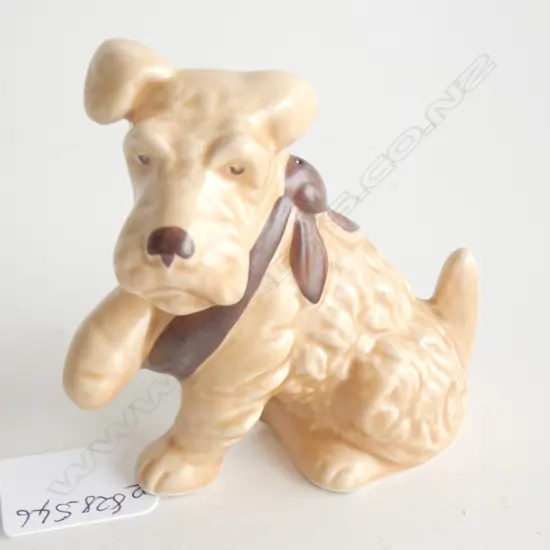 A SYLVAC DOG WITH PAW IN SLING, BEIGE WITH BROWN SLING NO1433. H.100mm