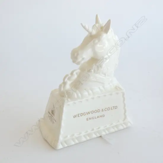 A WEDGWOOD ADVERTISING PIECE, CREAM WARE UNICORN HEAD, H.130mm W.100mm