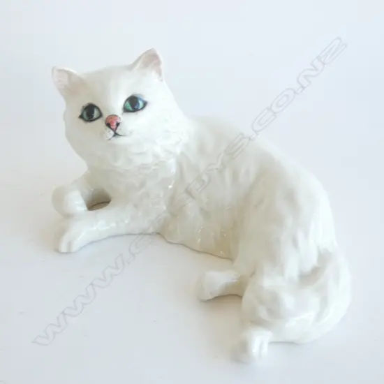 A BESWICK WHITE PERSIAN CAT RECLINING. L.160mm