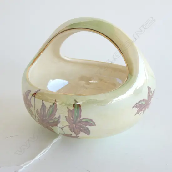 A MALING LUSTRE BASKET, H.95MM, W.105mm