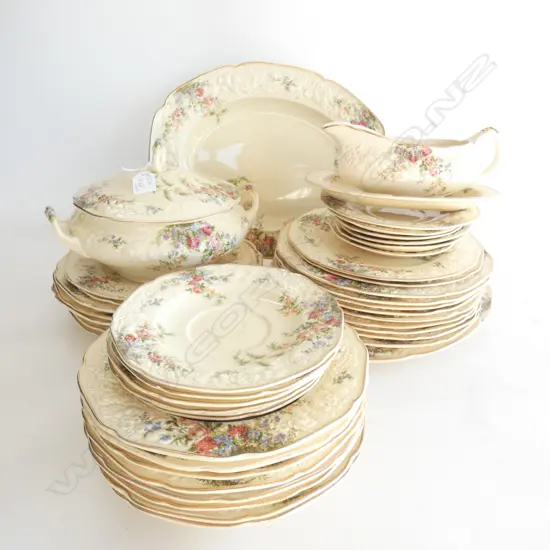 8 ASSORTED CROWN DUCAL ROSALIE DINNER SERVICE 107)