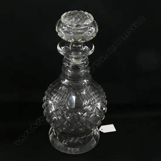 A GEORGIAN STYLE CRYSTAL DECANTER WITH STOPPER, (CHIPS TO STOPPER). H.300mm