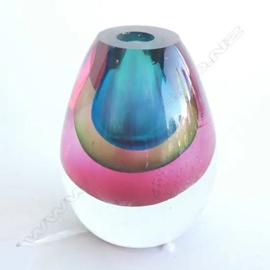 AN ART GLASS, SQUAT PINK/BLUE/YELLOW VASE. H.120mm