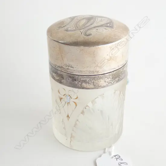A SAL VOLATILE (SMELLING SALTS) JAR, WITH SILVER HINGED LID. BIRMINGHAM 1903. H.90mm