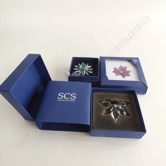3 SWAROVSKI CRYSTAL FLOWERS; ORCHID / FUCHSIA & 2001 GREEN MARGUERITE - ALL IN ORIGINAL BOXES 