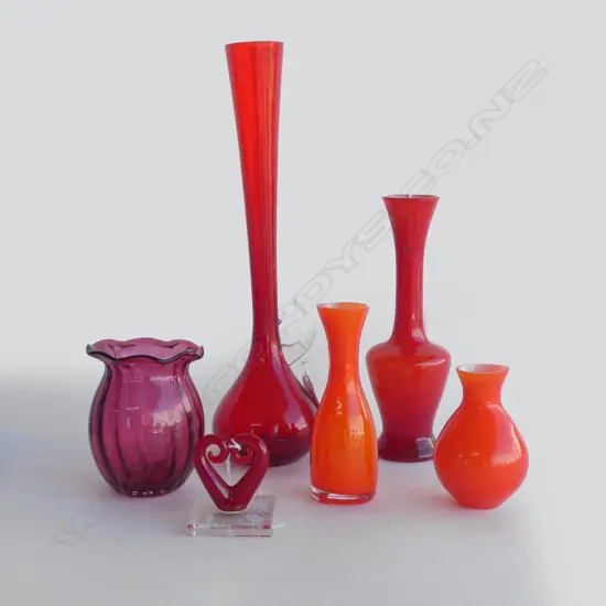 5 ASST ORANGE & RED GLASS VASES + SMASHING GLASS HEART