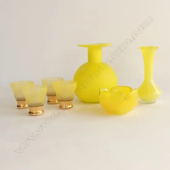 7 PCS YELLOW GLASS; 4 SM GOLD & YELLOW GLASSES,2 VASES & SM BOWL 