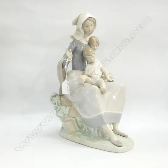 LLADRO #4864 MOTHER w. CHILDREN WATCHING BUTTERFLY H.350mm EXECELLENT CONDITION