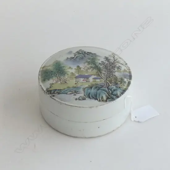CHINESE FAMILLE ROSE BOX w. LID 125mm dia