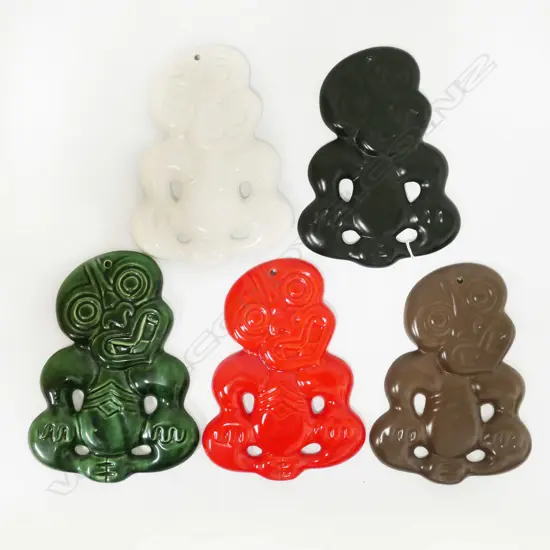 5 NZ STUDIO CERAMICS COLOURED CERAMIC TIKI WALL HANGINGS, H. 200MM