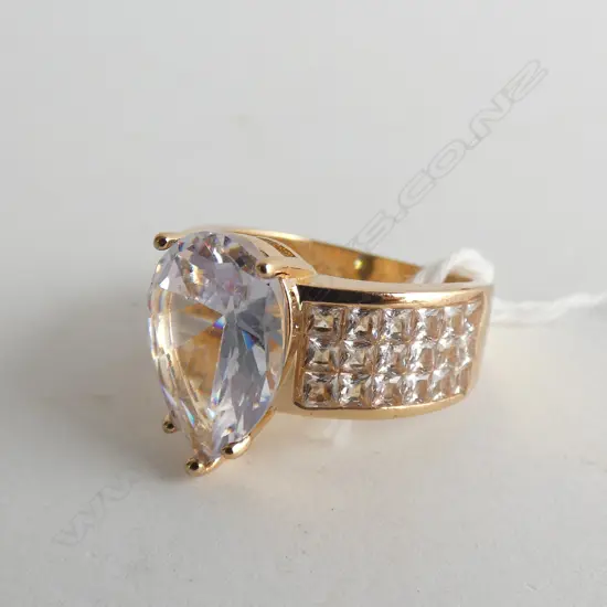 LGE FAUX PEAR DIAMOND & GOLD PLATE RING SIZE 8