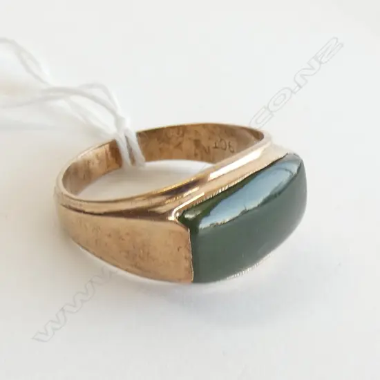 GENT'S 9CT GOLD AND POUNAMU RING