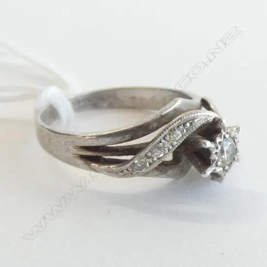 WHITE GOLD DIAMOND RING 2.5 GRAMS