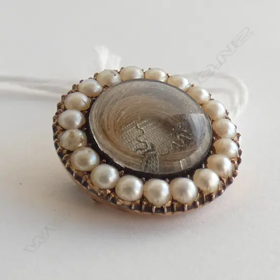 (197610) ANTIQUE GOLD MEMORIAL BROOCH PEARLS...