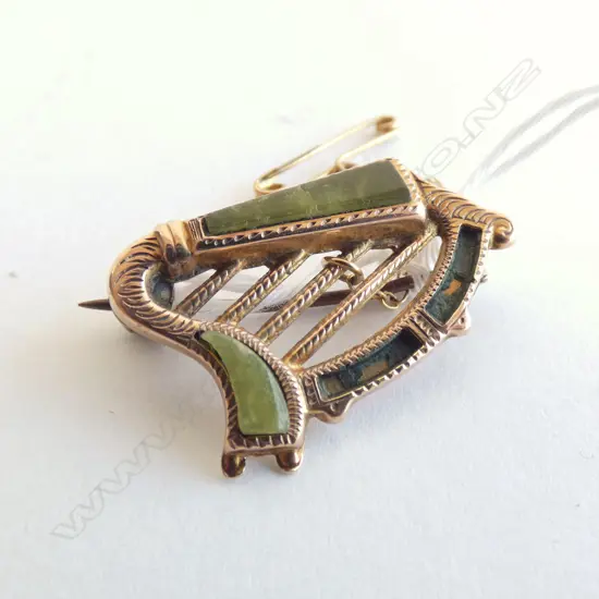 9CT & GREENSTONE LYRE BROOCH AF
