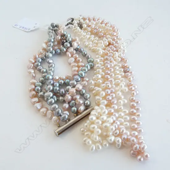 COLOURED CULTURED PEARL NECKLACE AND BRACELET