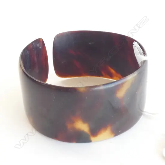 WIDE TORTOISESHELL BRACELET