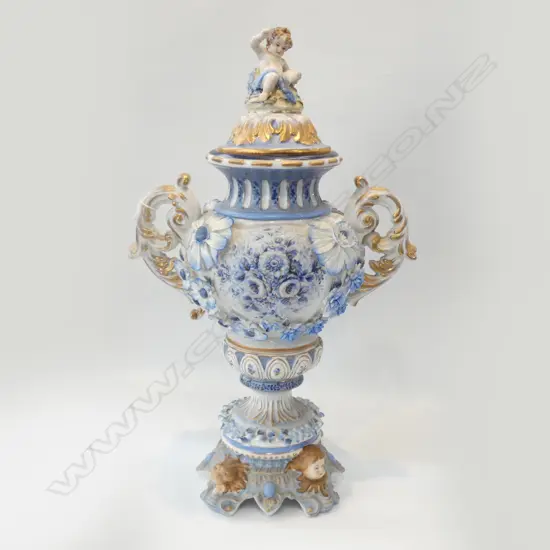 LARGE LIDDED GILDED B/W PORC VASE WITH CHERUBS AF