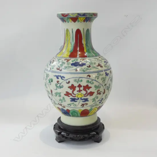 FAMILLE ROSE VASE (DAMING CHEUG HUA) MARK w. WOODEN STAND H 285mm