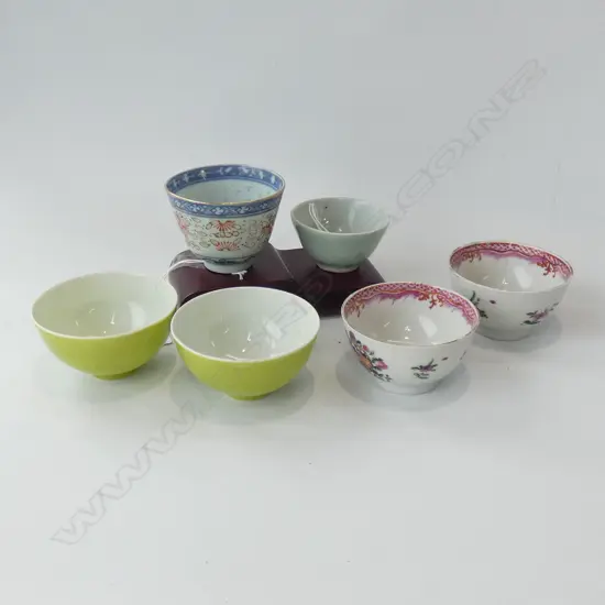 6 CHINESE TEA CUPS - 5 A/F + 1 LONG WOODEN STAND