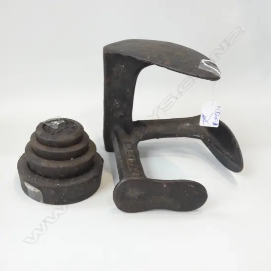 SET 4 AVERY CAST IRON WEIGHTS & SHOE LAST