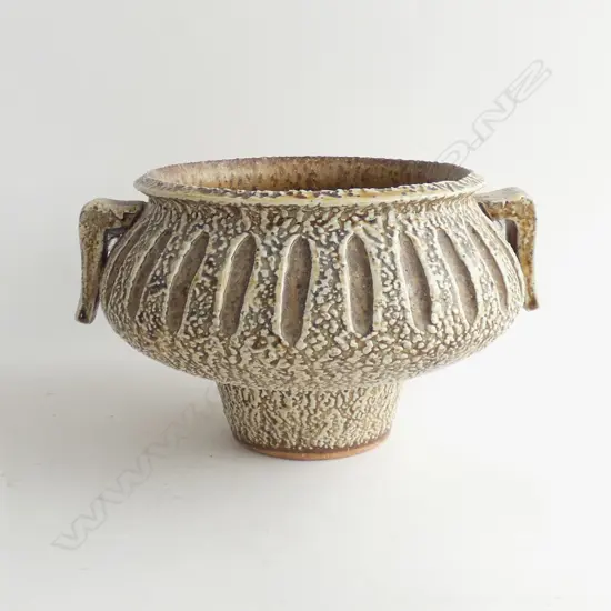 LG MID CENTURY STYLE TEXTURED FOOTED POTTERY BOWL - UNKNOWN MAKER (DIA 270MM) +TALL VASE SIGNED JW (H315MM)