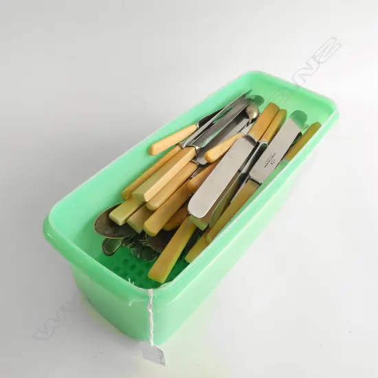 CONTAINER VINTAGE CUTLERY INCL BONE/ CELLULOID HANDLE KNIVES