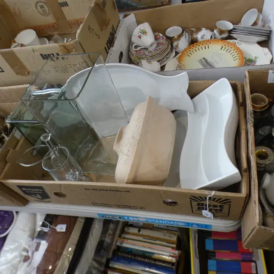 BOX LOT - MODERN GLASS VASES / FISH PLATTER / SERVING WARE
