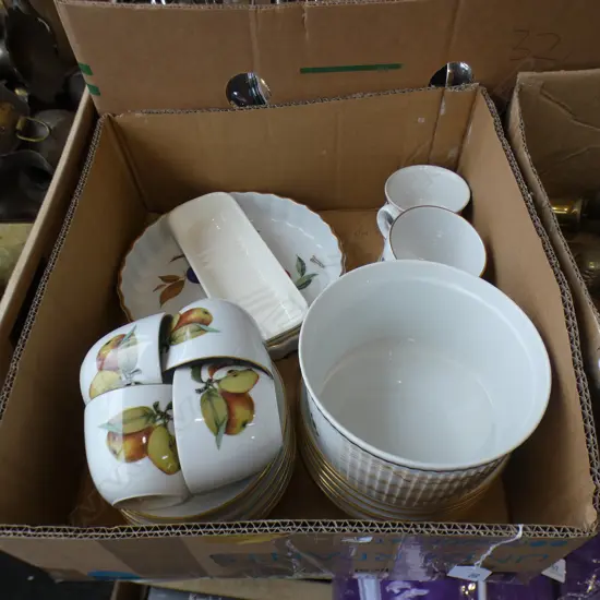 BOX ROYAL WORCESTER EVESHAM; TRIOS / FLAN & SOUFFL DISHES ETC..