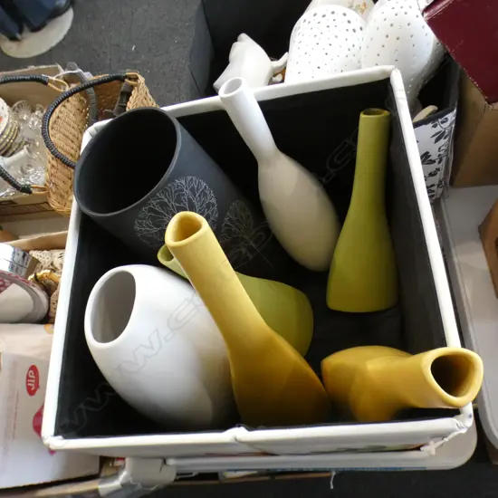 BOX LOT CUBE w. PENCIL DESIGN & ASST. CERAMICS 