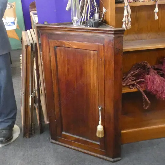 VICTORIAN OAK CORNER CABINET w SINGLE DOOR & SHAPED SHELVES. H.1000mm