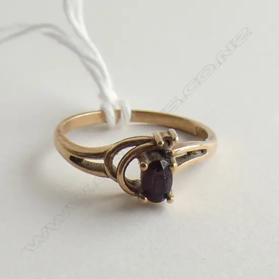 9CT GARNET RING 1.9gm  A F