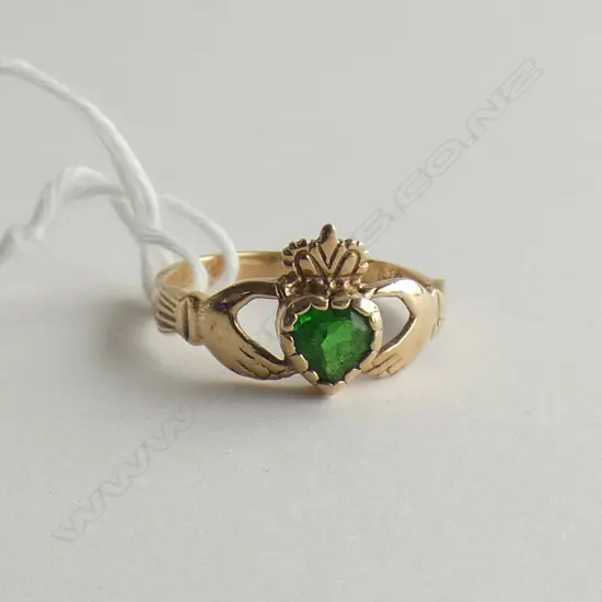 9CT GOLD CLASPED HANDS RING GREEN STONE