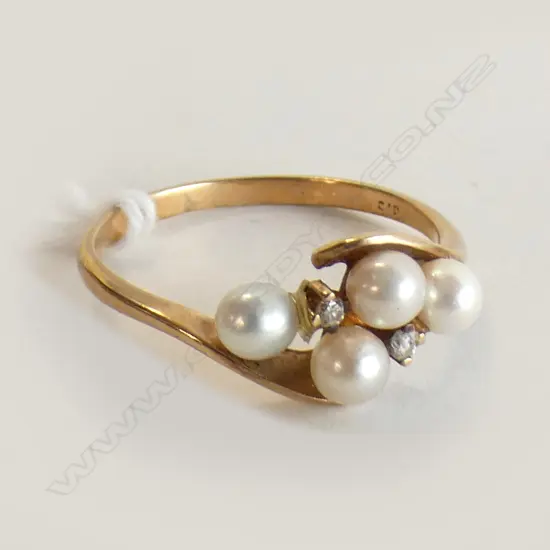 9CT GOLD 4 PEARL & 2 DIAMOND RING 2gm