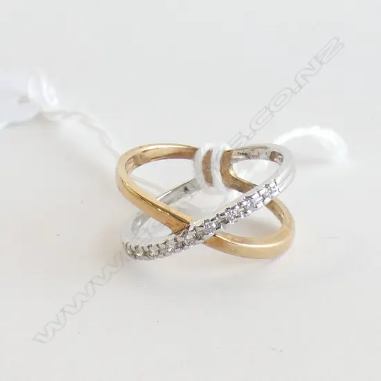 9CT WHITE & YELLOW GOLD & DIAMOND CROSS-OVER BAND RING 3GM