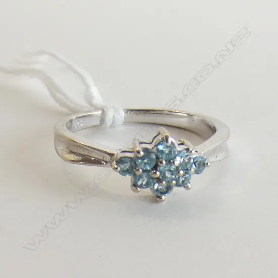 9CT WHITE GOLD & AQUAMARINE ? CLUSTER RING